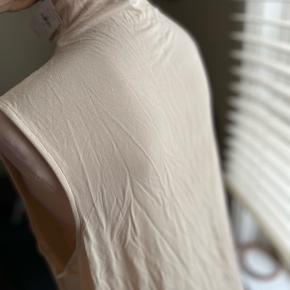 L BR MOCKNECK SLEEVELESS TANK - Picture 10 of 11